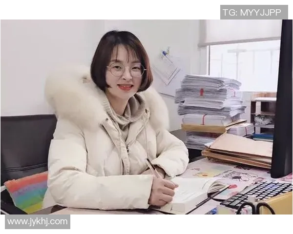 足球场上的女神正脸照展现明星风采与青春活力的完美结合