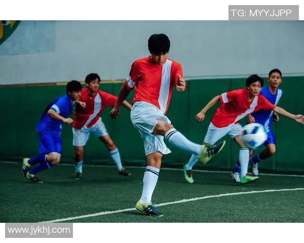 足球巨星与小球员亲密合影传递梦想与希望的温暖瞬间